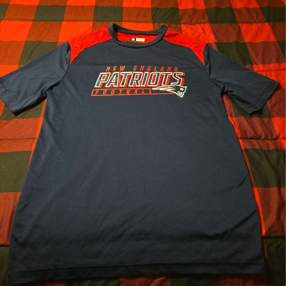 NFL Team Apparel New England Patriots Athletic Crew Neck T-Shirt Mens Size Med